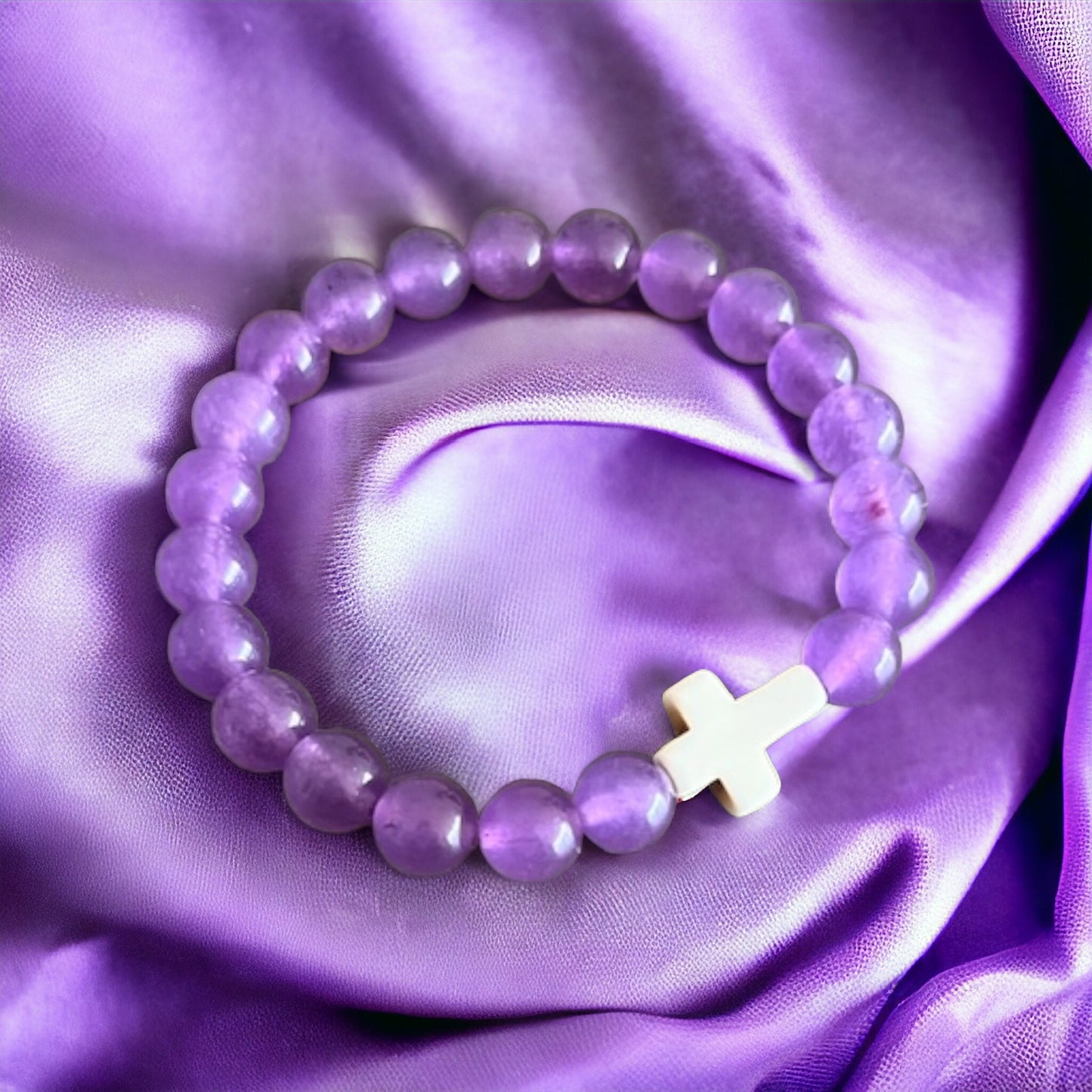 Der Amethyst ist als Stein der Heilung bekannt und kann helfen, Traurigkeit und Trauer zu lindern. Das Tragen dieses Armbands kann dazu beitragen, Deine Trauer zu lindern, und möge das kleine Kreuz Dich daran erinnern, dass Du in dieser schwierigen Zeit immer von Liebe umgeben bist.